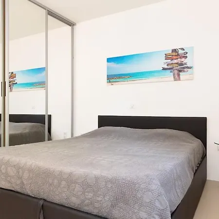 2 Pièces Climatisé à 200m Des Plages
